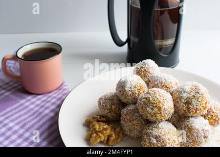 Karottenkugeln Kokosnusspulpe, gesunde Energiebälle, Nahaufnahme. Stockfoto