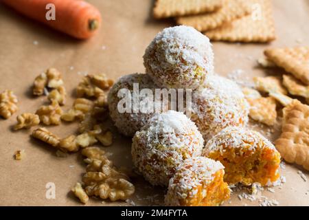 Karottenkugeln Kokosnusspulpe, gesunde Energiebälle, Nahaufnahme. Stockfoto