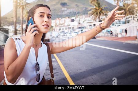 Telefonanruf, Taxi oder Frau auf einer Straße in einer Stadt, die in Miami, Florida, im Sommerurlaub reist. Halt, Bus oder Touristenmädchen warten auf A Stockfoto