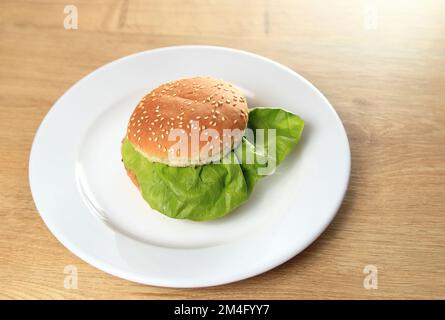 Köstlicher Hamburger auf weißem Teller. Foto mit Kopierbereich Stockfoto