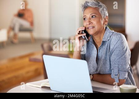 Kommunikation, Telefonat und Kaffee, reife Frau mit Telefon und Laptop in einem Café in Indien. Erfolg, Internet und Telefonieren mit dem Smartphone, Senior Startup Stockfoto