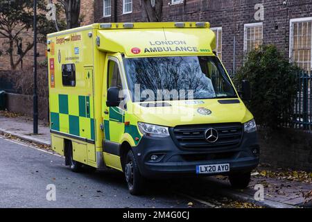 London, Großbritannien. 20.. Dezember 2022. Vor der Waterloo Ambulance Station steht ein Krankenwagen des London Ambulance Service. Mehr als 10.000 NHS Ambulanzpersonal von neun NHS Krankenhaus Trusts in England und Wales werden morgen in einem Streit über die Bezahlung gehen. (Foto: Tejas Sandhu/SOPA Images/Sipa USA) Guthaben: SIPA USA/Alamy Live News Stockfoto