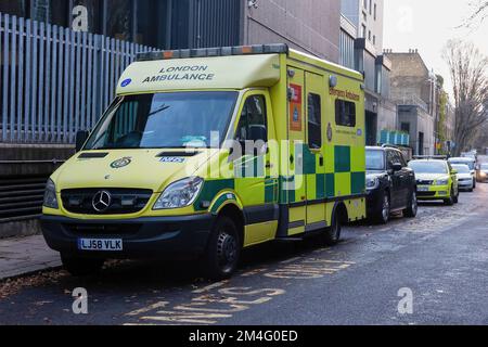 London, Großbritannien. 20.. Dezember 2022. Vor der Waterloo Ambulance Station steht ein Krankenwagen des London Ambulance Service. Mehr als 10.000 NHS Ambulanzpersonal von neun NHS Krankenhaus Trusts in England und Wales werden morgen in einem Streit über die Bezahlung gehen. (Foto: Tejas Sandhu/SOPA Images/Sipa USA) Guthaben: SIPA USA/Alamy Live News Stockfoto