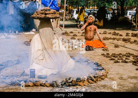 Dhuni-Tapa, symbolische Selbstaufopferung des Sadhus für die Agni, den Gott des Feuers Stockfoto