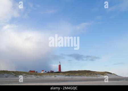 Der Leuchtturm Eierland und einige weiße Häuser mit gelesenen Ziegeldächern in den Dünen auf der niederländischen Insel Texel im Waddenmeer Stockfoto