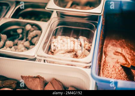 Fleisch, Meeresfrüchte in Behältern auf dem Küchentisch im Restaurant Stockfoto