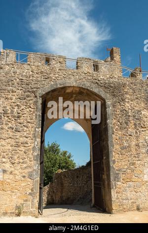 Tor des Christusklosters oder des Convento de Cristo, kunstvoll geformt, im Manueline-Stil, römisch-katholisches Kloster auf einem Hügel in Tomar, Portugal. Templer stark Stockfoto