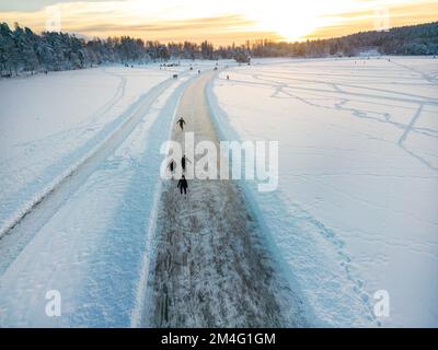 Oslo 20221218. In Sognsvann hat die Gemeinde das Eis gemessen, um sicher zu sein, und hat vor kurzem einen zwei Kilometer langen Skateboard-Pfad gepflügt. Hier vom 4. Adventsfall. Foto: Heiko Junge / NTB Stockfoto