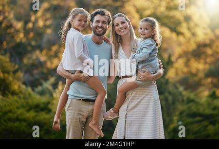 Familie, Park und Porträt von Eltern mit Kindern, die Sommerurlaub, Wochenende und schöne Zeit im Freien genießen. Liebe, Natur und glückliche Mutter, Vater und Stockfoto