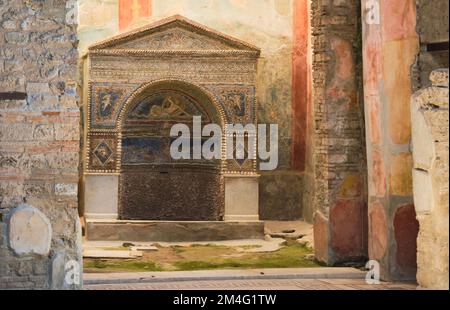 Pompeji, dekorierter Brunnen, wunderschöner Mosaikbrunnen Stockfoto