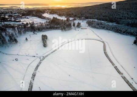 Oslo 20221218. In Sognsvann hat die Gemeinde das Eis gemessen, um sicher zu sein, und hat vor kurzem einen zwei Kilometer langen Skateboard-Pfad gepflügt. Hier vom 4. Adventsfall. Foto: Heiko Junge / NTB Stockfoto