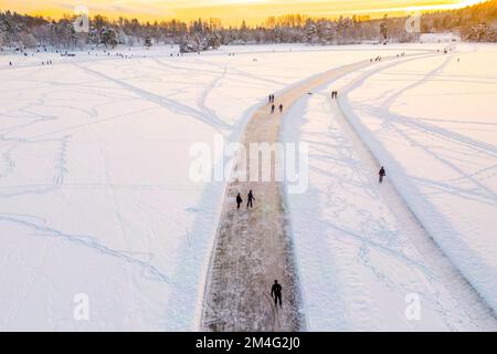 Oslo 20221218. In Sognsvann hat die Gemeinde das Eis gemessen, um sicher zu sein, und hat vor kurzem einen zwei Kilometer langen Skateboard-Pfad gepflügt. Hier vom vierten Sonntag im Advent. Foto: Heiko Junge / NTB Stockfoto