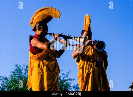 Buddhistische Mönche rufen nach der morgendlichen Pooja am Haupttempel in Dharamsala Stockfoto