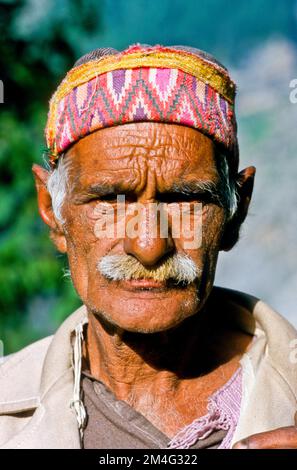 Porträt eines Bauern aus dem abgelegenen Pangi-Tal. Pangi, Indien Stockfoto