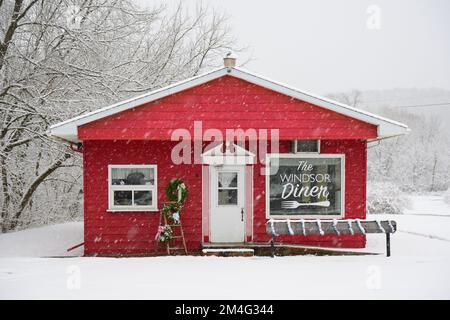 Ein kleines rotes Diner in Windsor in Upstate NY an einem verschneiten Tag Stockfoto