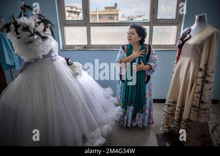 08. November 2022, Afghanistan, Kabul: Laila Haidari steht in ihrem Atelier in Kabul. In Westkabul hat Haidari ein Institut gegründet, in dem Frauen lernen, Kleidung und Schmuck herzustellen, um ein Einkommen zu erzielen. Dort bietet Haidari auch Kurse zu Themen wie Englisch, Mathematik und Programmierung an. Als sie im August 2021 die Macht übernahmen, schränkten die Taliban die Rechte der Frauen massiv ein. In weiten Teilen des Landes wurden Mädchenschulen, die in der siebten Klasse anfingen, geschlossen, und Frauen wurden größtenteils aus dem Erwerbsleben verdrängt. Im Dezember kündigten die Taliban außerdem an, dass sie Frauen von e verbieten würden Stockfoto