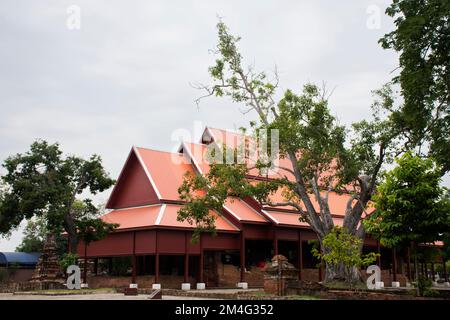 Alte Baukirche oder antike Ruine Ubosot von Wat Phu Khao Thong oder Phukhao Thong Tempel für thailänder besuchen Sie Respekt oder beten Sie Stockfoto