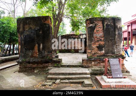 Antikes Ziegelgebäude antike Ruine in archäologischer Stätte für thailänder Reisen Sie Respekt beten bei Wat Phu Khao Thong oder Phukhao Tho Stockfoto