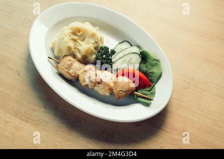 Spieße auf Spießen mit einer Beilage Kartoffelpüree. Stockfoto