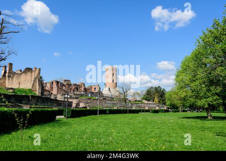 Der Chindia Tower oder Turnul Chindiei, alte Gebäude und Ruinen am Königshof Targoviste (Curtea Domneasca) im Chindia Park (Parcul Chindia) im KIS Stockfoto