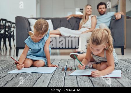 Wohnzimmer, Eltern entspannen sich und Kinder malen Bücher auf dem Boden in ihrem modernen Zuhause. Mutter, Vater und Mädchen sitzen in der Lounge Stockfoto
