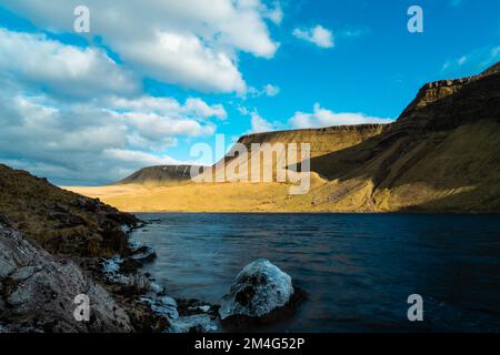 Blick auf Llyn y Fan, in der Nähe von Bethlehem, Wales, an einem kalten Wintermorgen Stockfoto