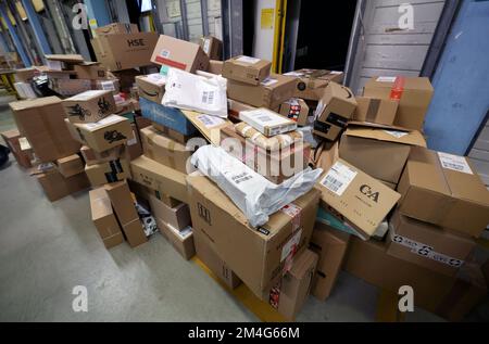 21. Dezember 2022, Mecklenburg-Vorpommern, Groß Schwaß: An der DHL-Lieferbasis werden die gelieferten Pakete auf die Lieferfahrzeuge aufgeteilt. An normalen Tagen werden bis zu 6.000 Pakete pro Tag abgewickelt; vor Weihnachten werden bis zu 9.000 Pakete abgewickelt. Foto: Bernd Wüstneck/dpa Stockfoto