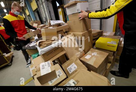 21. Dezember 2022, Mecklenburg-Vorpommern, Groß Schwaß: An der DHL-Lieferstelle werden die Pakete auf die Lieferfahrzeuge verteilt. An normalen Tagen werden bis zu 6.000 Pakete pro Tag abgewickelt; vor Weihnachten werden bis zu 9.000 Pakete abgewickelt. Foto: Bernd Wüstneck/dpa Stockfoto