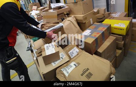 21. Dezember 2022, Mecklenburg-Vorpommern, Groß Schwaß: An der DHL-Lieferstelle werden die Pakete auf die Lieferfahrzeuge verteilt. An normalen Tagen werden bis zu 6.000 Pakete pro Tag abgewickelt; vor Weihnachten werden bis zu 9.000 Pakete abgewickelt. Foto: Bernd Wüstneck/dpa Stockfoto