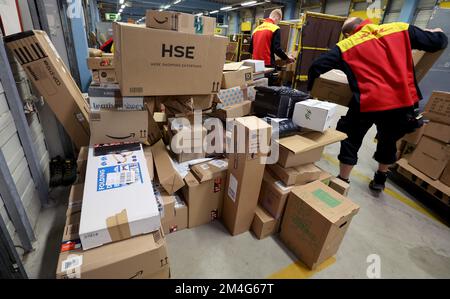 21. Dezember 2022, Mecklenburg-Vorpommern, Groß Schwaß: An der DHL-Lieferstelle werden die Pakete auf die Lieferfahrzeuge verteilt. An normalen Tagen werden bis zu 6.000 Pakete pro Tag abgewickelt; vor Weihnachten werden bis zu 9.000 Pakete abgewickelt. Foto: Bernd Wüstneck/dpa Stockfoto