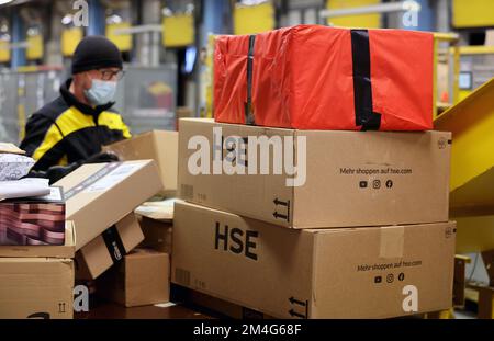 21. Dezember 2022, Mecklenburg-Vorpommern, Groß Schwaß: An der DHL-Lieferstelle werden die Pakete auf die Lieferfahrzeuge verteilt. An normalen Tagen werden bis zu 6.000 Pakete pro Tag abgewickelt; vor Weihnachten werden bis zu 9.000 Pakete abgewickelt. Foto: Bernd Wüstneck/dpa Stockfoto