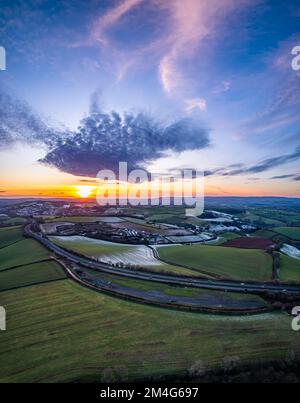 Sonnenuntergang über Frosty Fields und Farmen von einer Drohne, Torquay, Torbay, Devon, England, Europa Stockfoto