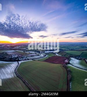 Sonnenuntergang über Frosty Fields und Farmen von einer Drohne, Torquay, Torbay, Devon, England, Europa Stockfoto