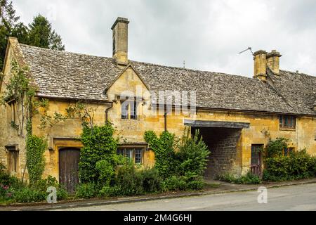Kalksteinhäuser im malerischen Dorf Cotswolds in Stanton in Gloucestershire. Stockfoto