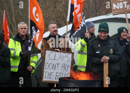 Brighton, Großbritannien. 21.. Dezember 2022. Streikende Ambulanzarbeiter an der Streikpostenlinie vor dem Chamberlain House Ambulance Centre in Brighton. Kredit: James Boardman/Alamy Live News Stockfoto