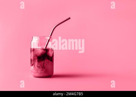 Ein Glas Eiskaffee in einem hohen Glas mit Creme in trendigen Magenta-Farben des Jahres 2023. Speisekonzept. Speicherplatz kopieren. Nahaufnahme. Stockfoto