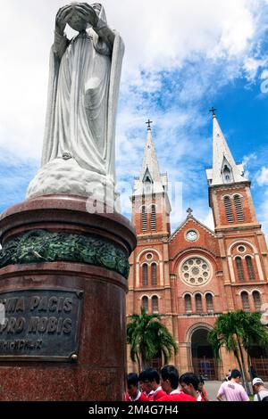 Touristen und Statue, Kathedrale Notre Dame, Saigon, Vietnam Stockfoto