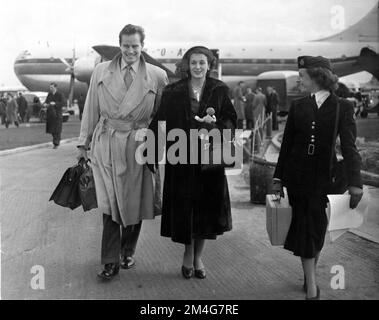 CHARLTON HESTON und seine Frau LYDIA CLARKE HESTON am Flughafen London im März 1952 Stockfoto