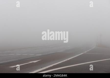 Oberried, Deutschland. 21.. Dezember 2022. Eine Straße auf dem Schauinsland ist im dichten Nebel verloren. Die Sicht auf das Schauinsland beträgt an einigen Stellen weniger als 100 Meter. Kredit: Philipp von Ditfurth/dpa/Alamy Live News Stockfoto