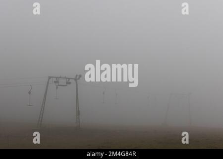 Oberried, Deutschland. 21.. Dezember 2022. Im nebligen Schauinsland steht ein Skilift. Die Sicht auf das Schauinsland beträgt an einigen Stellen weniger als 100 Meter. Kredit: Philipp von Ditfurth/dpa/Alamy Live News Stockfoto