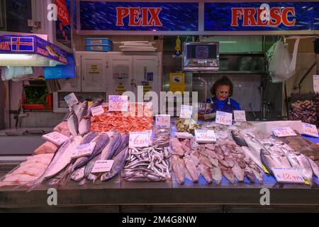 Fischhändler, Markthalle Mercat de l'Olivar, Palma, Mallorca, Spanien Stockfoto