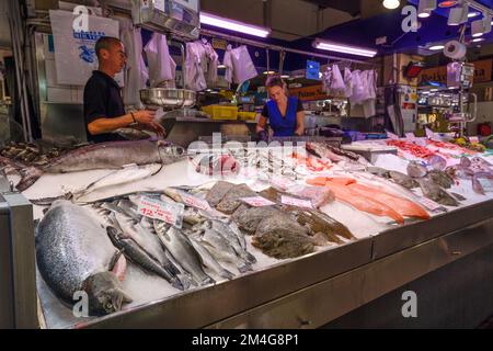 Fischhändler, Markthalle Mercat de l'Olivar, Palma, Mallorca, Spanien Stockfoto