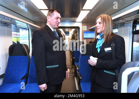 Olmütz, Tschechische Republik. 20.. Dezember 2022. Vorstellung der neuen 650 RegioPanter-Elektrozugeinheiten des nationalen Flugzeugträgers Ceske drahy (CD) in Olomouc, Tschechische Republik, 20. Dezember 2022, die das nationale Luftfahrtunternehmen Ceske drahy (CD) auf der neuen elektrifizierten Eisenbahnstrecke Olomouc-Unicov-Sumperk einsetzen will. Kredit: Ludek Perina/CTK Photo/Alamy Live News Stockfoto