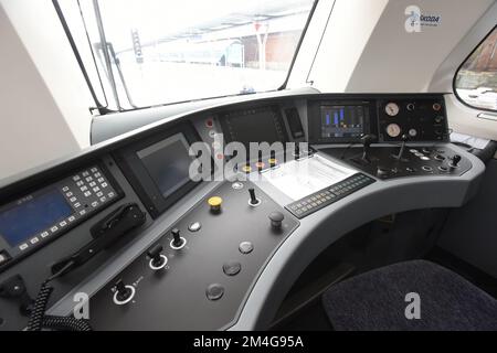 Olmütz, Tschechische Republik. 20.. Dezember 2022. Vorstellung der neuen 650 RegioPanter-Elektrozugeinheiten des nationalen Flugzeugträgers Ceske drahy (CD) in Olomouc, Tschechische Republik, 20. Dezember 2022, die das nationale Luftfahrtunternehmen Ceske drahy (CD) auf der neuen elektrifizierten Eisenbahnstrecke Olomouc-Unicov-Sumperk einsetzen will. Kredit: Ludek Perina/CTK Photo/Alamy Live News Stockfoto