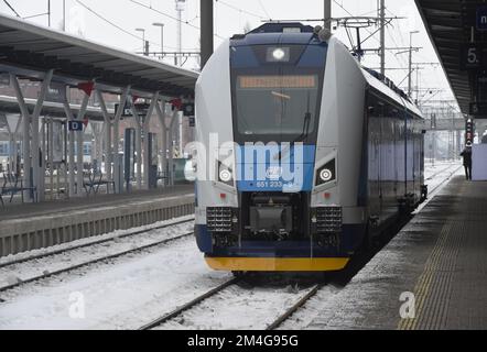 Olmütz, Tschechische Republik. 20.. Dezember 2022. Vorstellung der neuen 650 RegioPanter-Elektrozugeinheiten des nationalen Flugzeugträgers Ceske drahy (CD) in Olomouc, Tschechische Republik, 20. Dezember 2022, die das nationale Luftfahrtunternehmen Ceske drahy (CD) auf der neuen elektrifizierten Eisenbahnstrecke Olomouc-Unicov-Sumperk einsetzen will. Kredit: Ludek Perina/CTK Photo/Alamy Live News Stockfoto