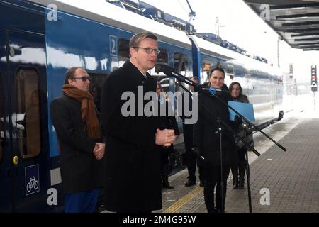 Olmütz, Tschechische Republik. 20.. Dezember 2022. Der tschechische Verkehrsminister Martin Kupka sprach bei der Vorstellung der neuen 650 RegioPanter-Elektrozugeinheiten des nationalen Flugzeugträgers Ceske drahy (CD) in Olomouc, Tschechische Republik, am 20. Dezember 2022, das nationale Luftfahrtunternehmen Ceske drahy (CD) plant, auf der neuen elektrifizierten Eisenbahnstrecke Olomouc-Unicov-Sumperk zu stationieren. Kredit: Ludek Perina/CTK Photo/Alamy Live News Stockfoto
