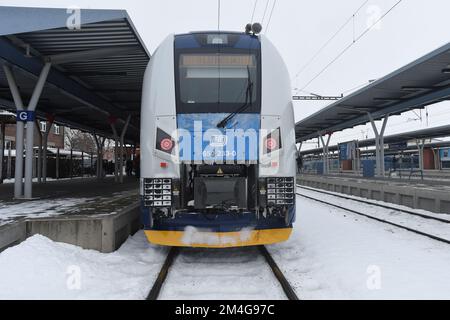 Vorstellung der neuen 650 RegioPanter-Elektrozugeinheiten des nationalen Flugzeugträgers Ceske drahy (CD) in Olomouc, Tschechische Republik, 20. Dezember 2022, die das nationale Luftfahrtunternehmen Ceske drahy (CD) auf der neuen elektrifizierten Eisenbahnstrecke Olomouc-Unicov-Sumperk einsetzen will. (CTK Photo/Ludek Perina) Stockfoto
