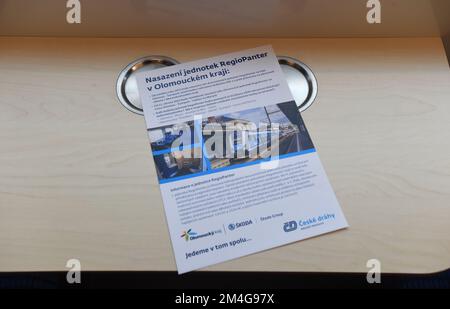 Vorstellung der neuen 650 RegioPanter-Elektrozugeinheiten des nationalen Flugzeugträgers Ceske drahy (CD) in Olomouc, Tschechische Republik, 20. Dezember 2022, die das nationale Luftfahrtunternehmen Ceske drahy (CD) auf der neuen elektrifizierten Eisenbahnstrecke Olomouc-Unicov-Sumperk einsetzen will. (CTK Photo/Ludek Perina) Stockfoto