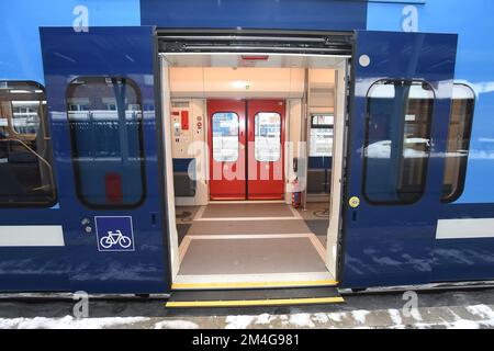 Vorstellung der neuen 650 RegioPanter-Elektrozugeinheiten des nationalen Flugzeugträgers Ceske drahy (CD) in Olomouc, Tschechische Republik, 20. Dezember 2022, die das nationale Luftfahrtunternehmen Ceske drahy (CD) auf der neuen elektrifizierten Eisenbahnstrecke Olomouc-Unicov-Sumperk einsetzen will. (CTK Photo/Ludek Perina) Stockfoto