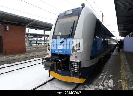 Vorstellung der neuen 650 RegioPanter-Elektrozugeinheiten des nationalen Flugzeugträgers Ceske drahy (CD) in Olomouc, Tschechische Republik, 20. Dezember 2022, die das nationale Luftfahrtunternehmen Ceske drahy (CD) auf der neuen elektrifizierten Eisenbahnstrecke Olomouc-Unicov-Sumperk einsetzen will. (CTK Photo/Ludek Perina) Stockfoto